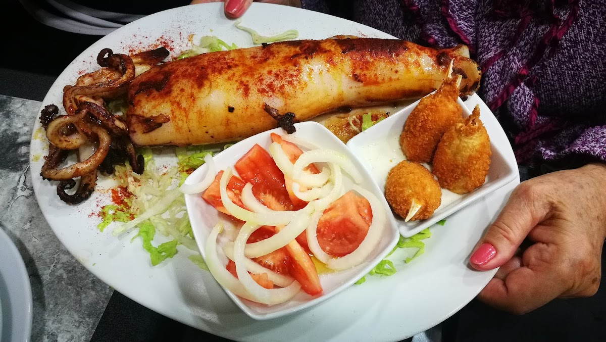 Plato combinado con calamares a la parrilla, fritos, ensalada y croquetas