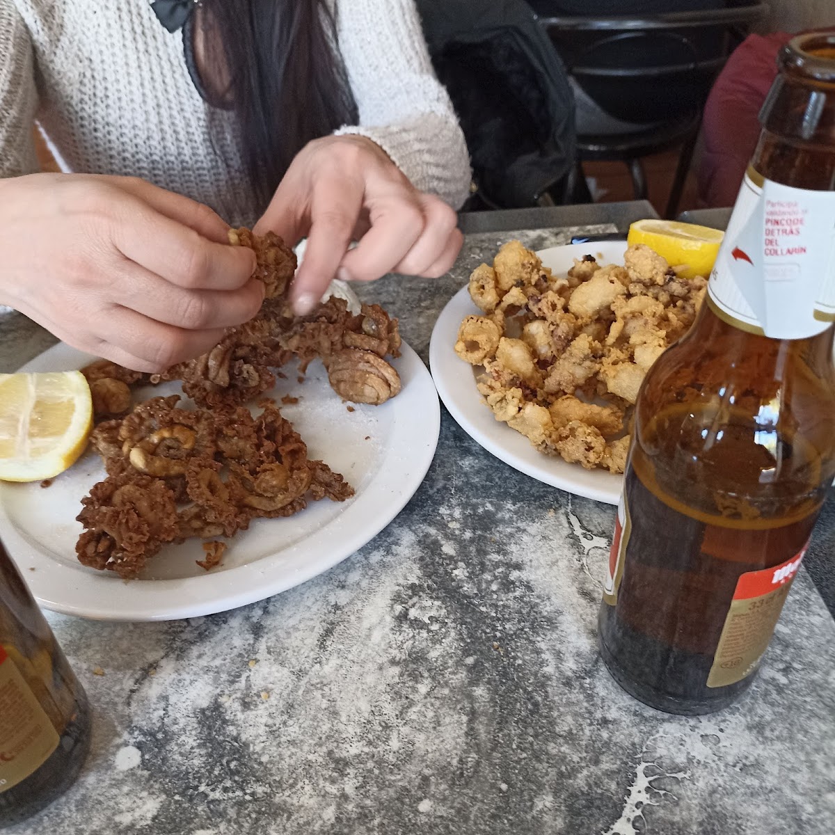Calamares fritos recién hechos con rodaja de limón